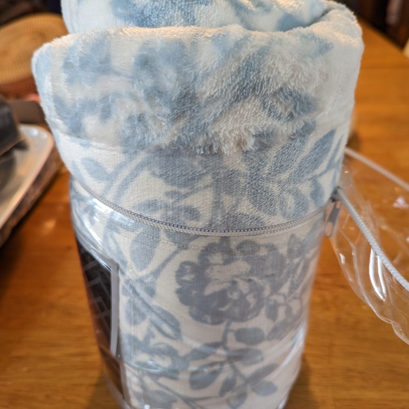 CIELO Velvet Berber Throw - Picture 2 of 7